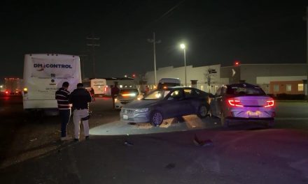 Hombre causa aparatoso accidente y resulta lesionado en el Libramiento Oscar Flores Tapia