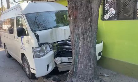 Camioneta choca contra un árbol en Saltillo