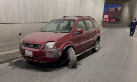 Choca y abandona su camioneta