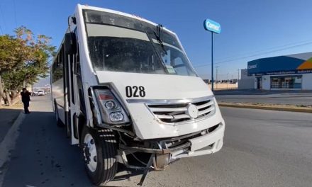 Dormita y destruye un par de vehículos en Saltillo