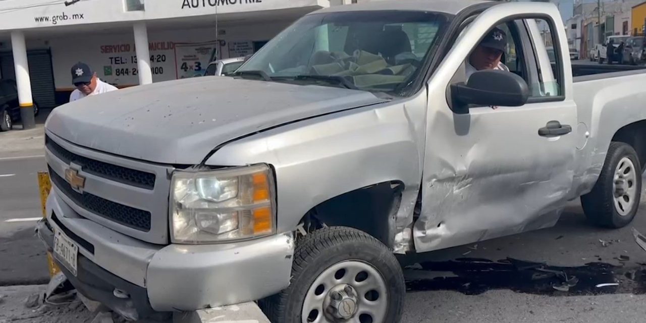 Mujer destroza su camioneta y otro auto tras accidente en Saltillo