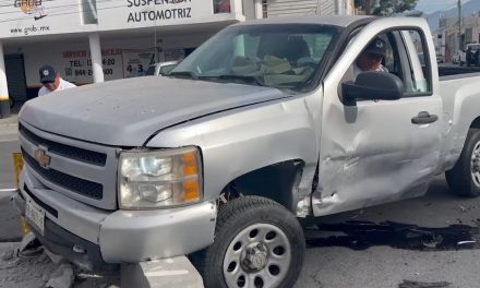 Mujer destroza su camioneta y otro auto tras accidente en Saltillo
