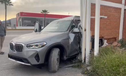 Destruye su camioneta en Saltillo y sufre heridas de consideración