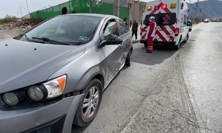 Ebrio choca a vehículos en Saltillo