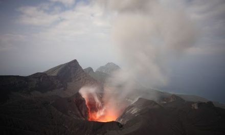 Erupción en Japón, desplaza bloques volcánicos a más de un kilómetro del cráter