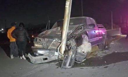 Jóvenes ebrios hacen su desastre; chocan y huyen en Saltillo
