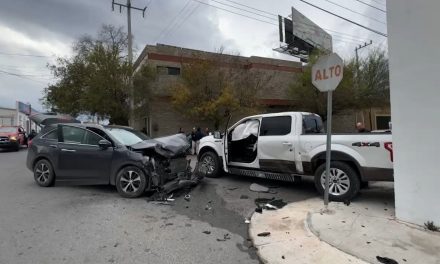 Ignora señales de alto y provoca un aparatoso choque al norte de Saltillo
