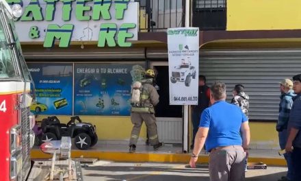 Se incendia negocio de baterías en Saltillo