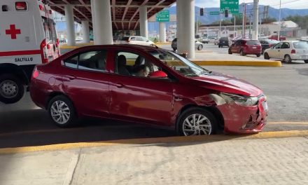 Intenta ganarle al semáforo pero ocasiona accidente en Saltillo