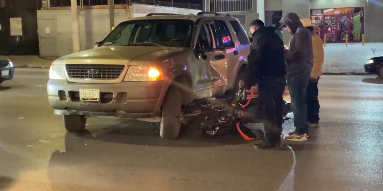 Camioneta invade carril y choca una camioneta en Saltillo