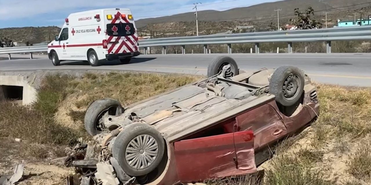 Dos hombres logran salir con vida tras volcar en la Saltillo-Torreón