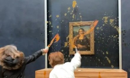 Activistas arrojan sopa sobre La Mona Lisa