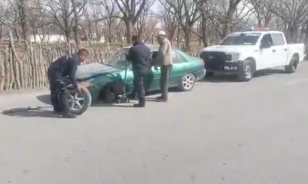Oficiales auxilian a mujer que se le salió neumático de su vehículo en Parras