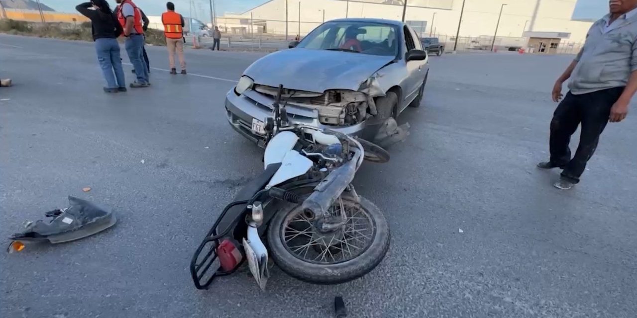 Quita derecho de paso a motociclista y lo manda al  hospital
