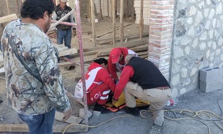Regiomontano cae de cuatro metros de altura al resbalar de un andamio en Parras