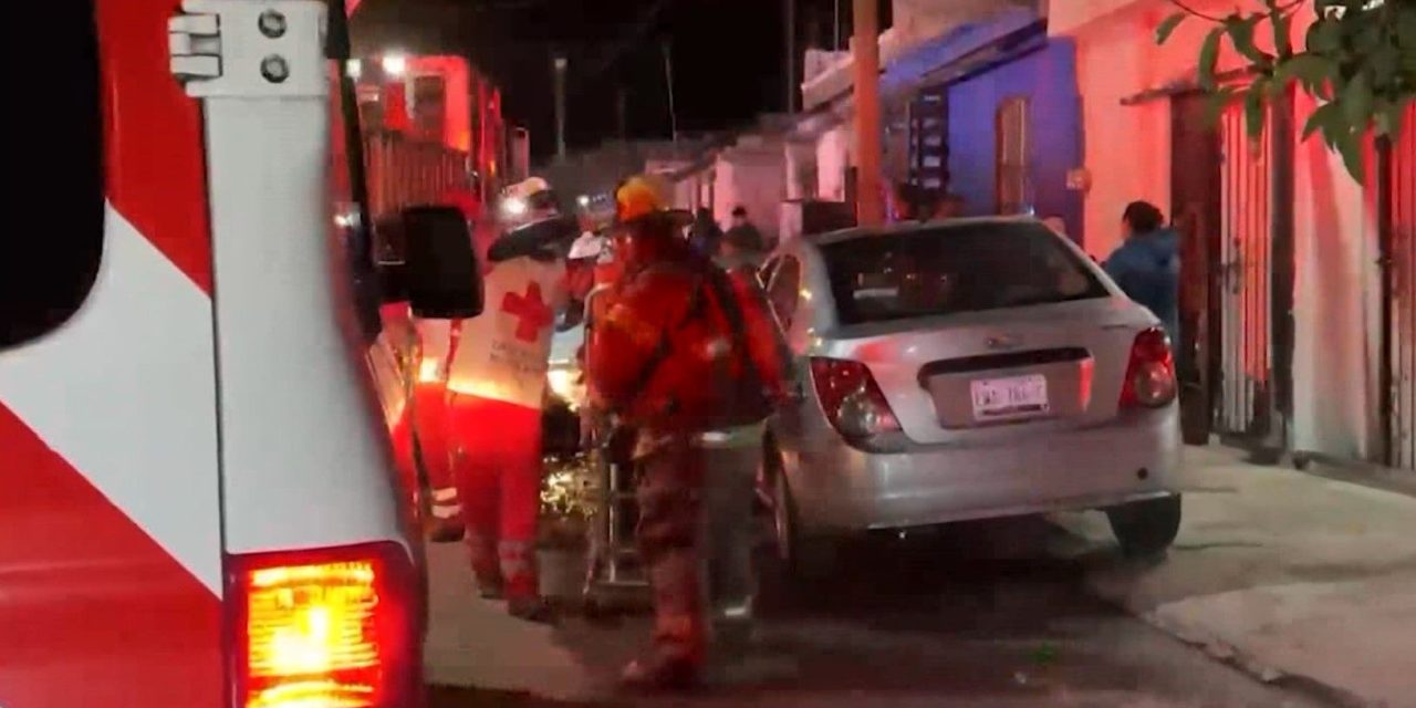 Vecinos rescatan a joven de incendio en Saltillo