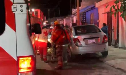 Vecinos rescatan a joven de incendio en Saltillo