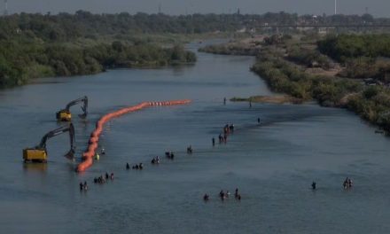 Aumenta dos metros nivel del agua del río Bravo y alerta a migrantes