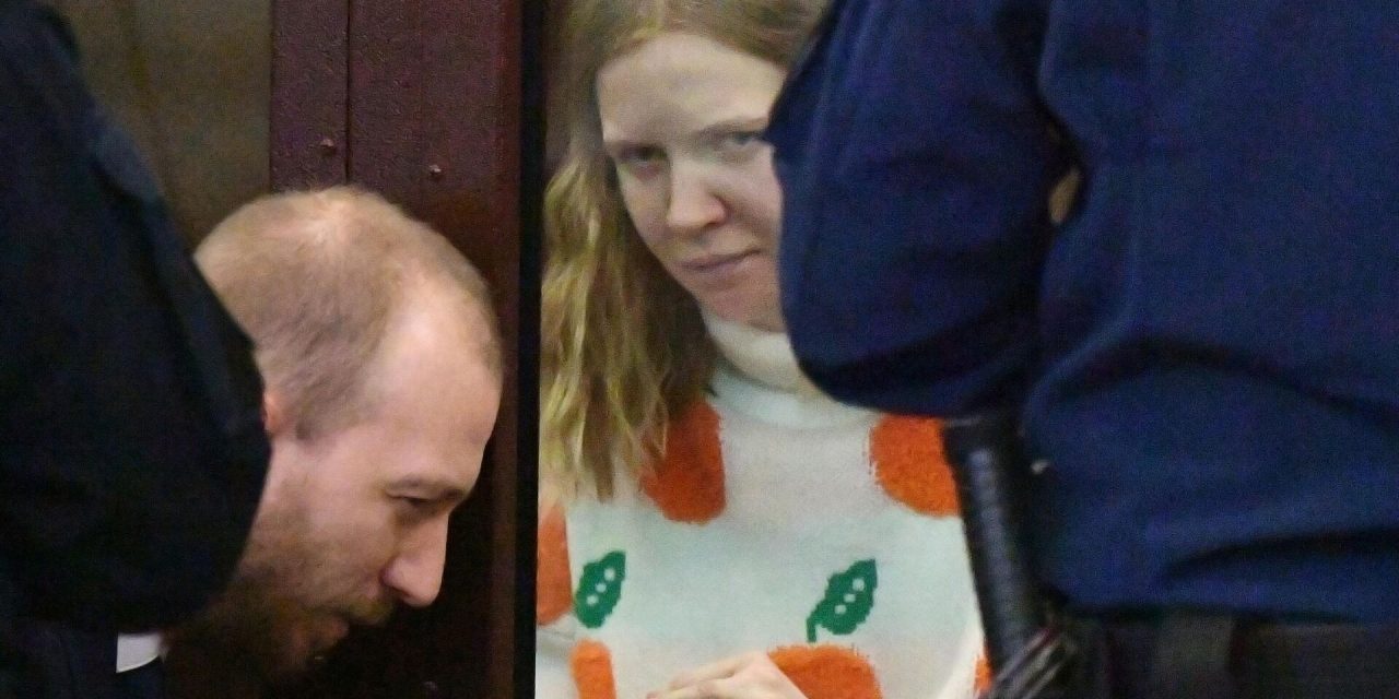 Mujer es condenada a 27 años de cárcel acusada de matar a un bloguero militar ruso