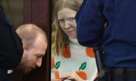Mujer es condenada a 27 años de cárcel acusada de matar a un bloguero militar ruso