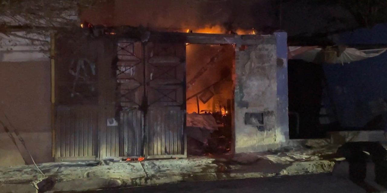 Se le cae calentador y genera incendio en casa de Saltillo