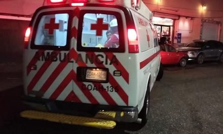 Se le sale una llanta mientras viajaban  y sufen una volcadura en la Saltillo-Torreón