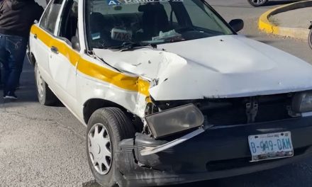 Se pasa el rojo e impacta a taxi en Saltillo
