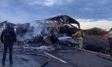 Sinaloa amanece con tragedia; choca autobús de pasajeros y tráiler dejando 20 muertos