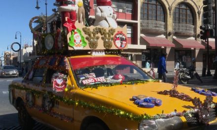 Taxista engalanó las calles de la ciudad de Saltillo con el espíritu navideño