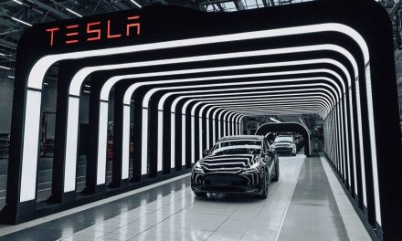 Suspenden Tesla y Volvo producción de autos en Europa por escasez de componentes