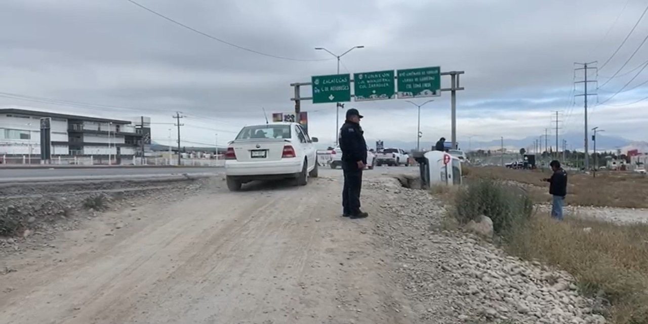 Saltillo: Vuelca su vehículo en el bulevar Fundadores