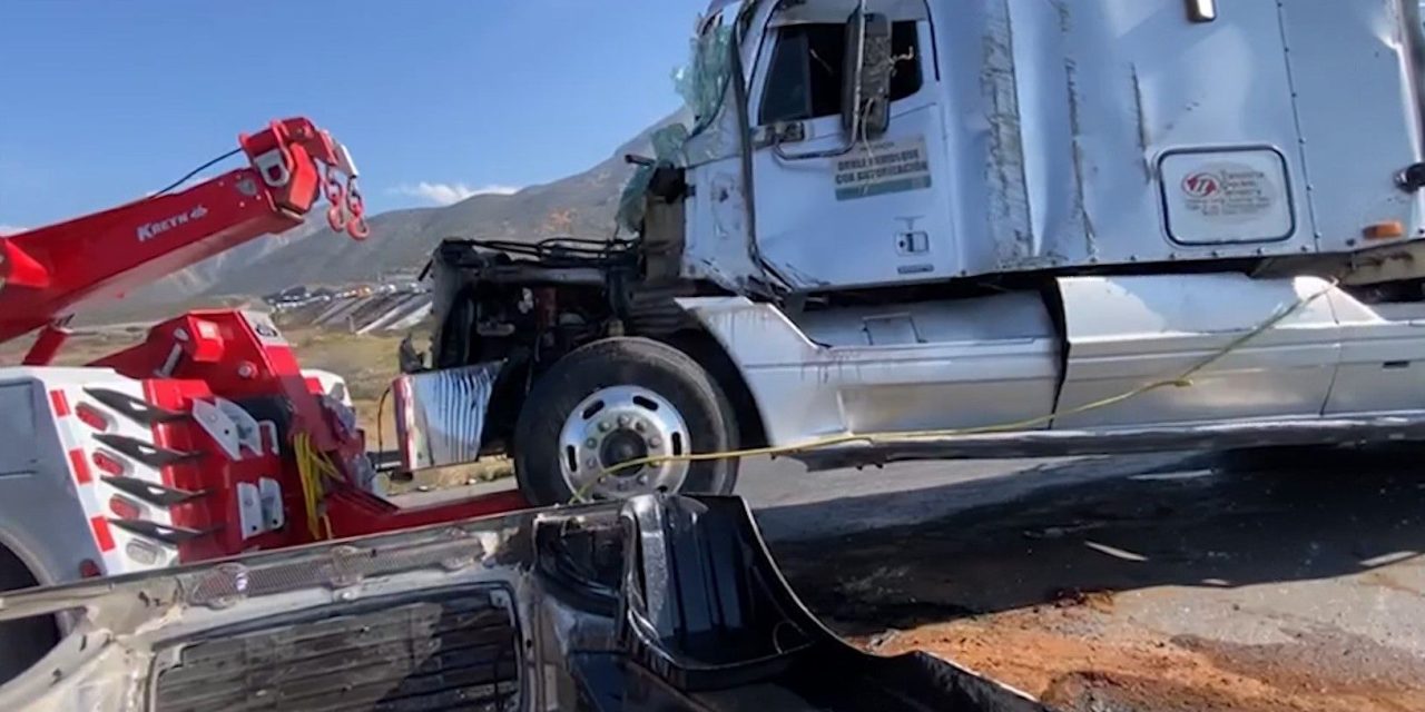 Camión vuelca y termina en un barranco en la Saltillo -Monterrey