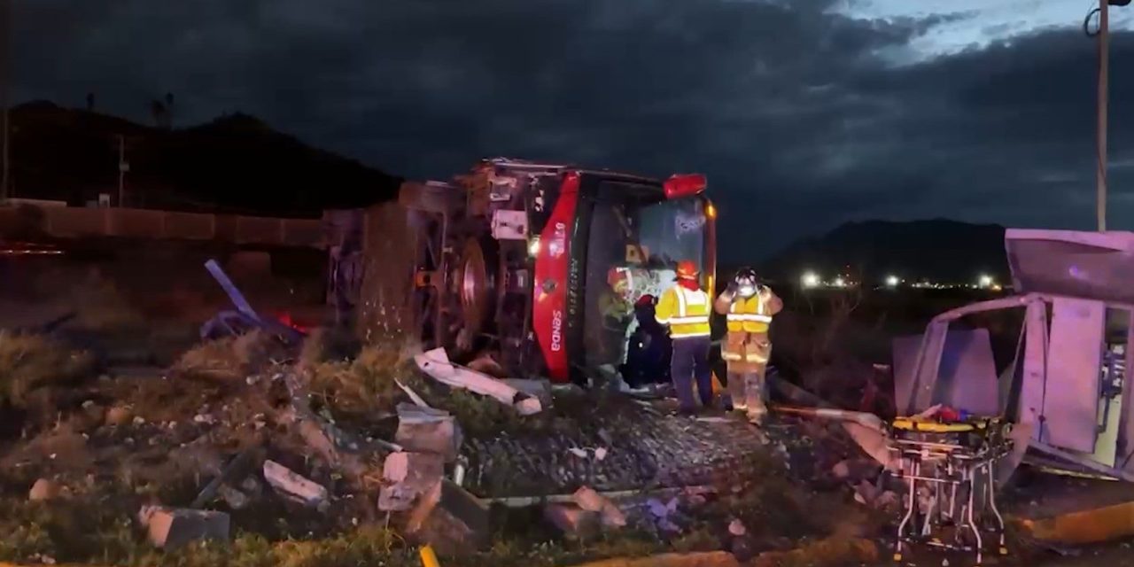 Vuelca autobús con pasajeros en Ramos Arizpe y muere una persona