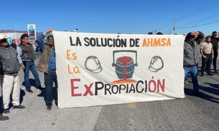 Bloquean obreros de AHMSA la carretera 57