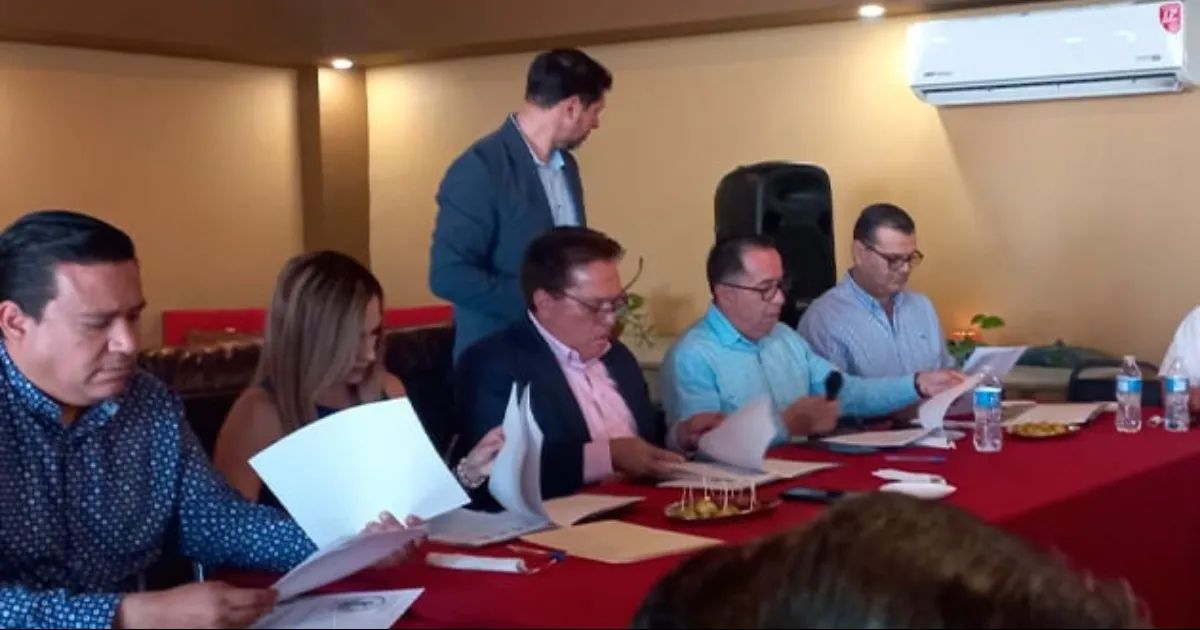 Fiscal se reúne con comerciantes de Sabinas