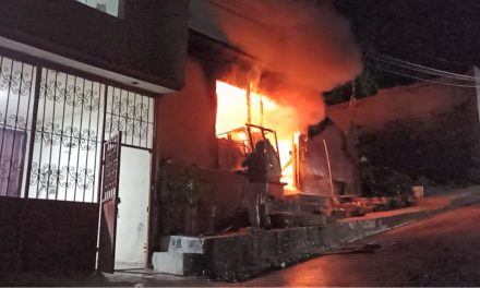 Saltillo: Casa arde hasta las cenizas; dueño logró salir a tiempo