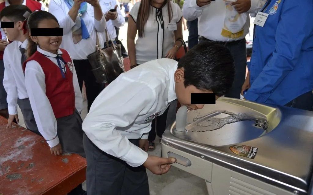 Rehabilitan bebederos para niños en Monclova