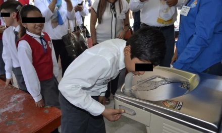 Rehabilitan bebederos para niños en Monclova