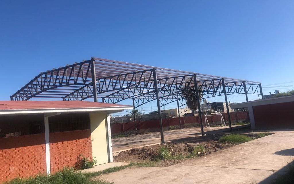 Construyen bardas y techumbres en escuelas en Torreón