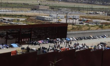 Reportan que más de 13 mil migrantes cruzan la frontera de Estados Unidos a diario