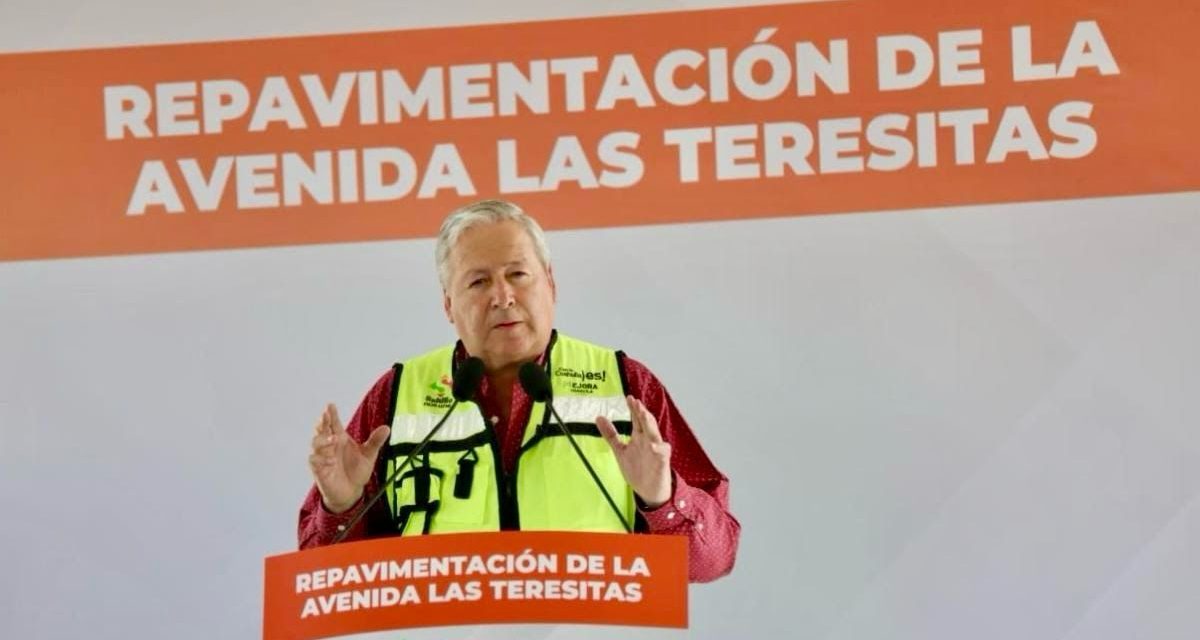 Entrega Chema Fraustro más trabajos de pavimentación 