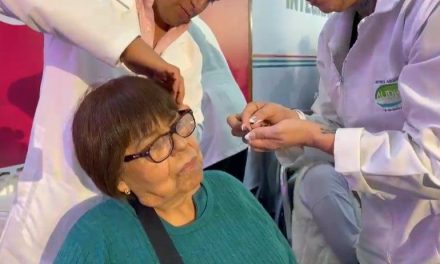 Reciben adultos mayores aparatos funcionales y auditivos  en Coahuila