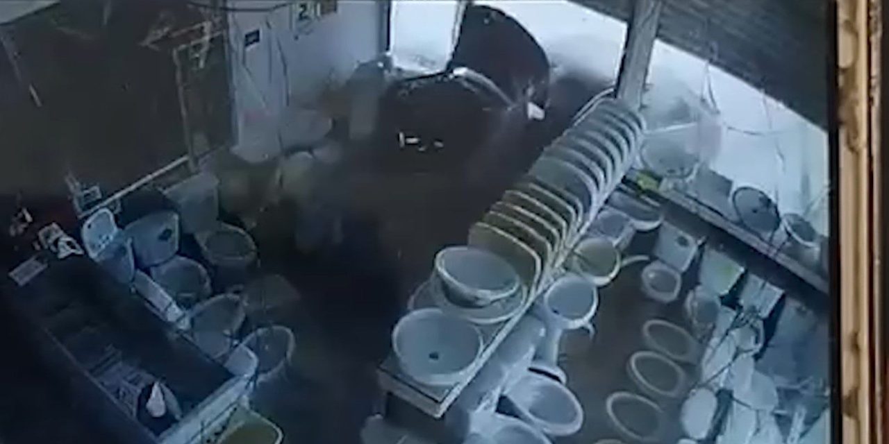 Conductor arrolla a estudiante en Paseo de la Reforma
