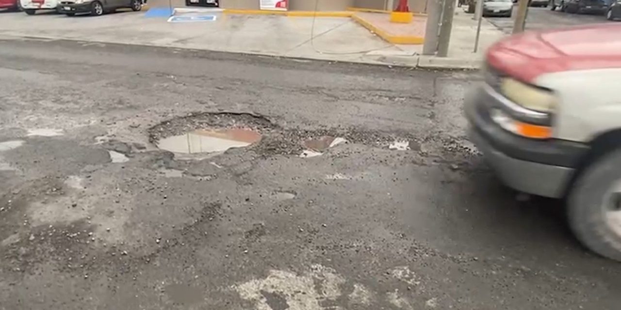 Bache parece socavón en la colonia Mirasierra