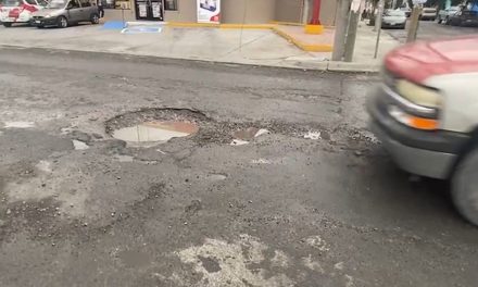Bache parece socavón en la colonia Mirasierra