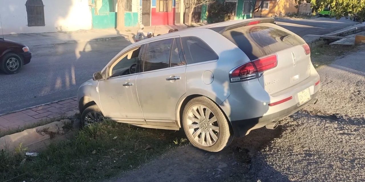 Camioneta de turista cae a una acequia en Parras