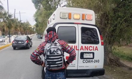 Camioneta tumba a menor que termina en un hospital de Parras