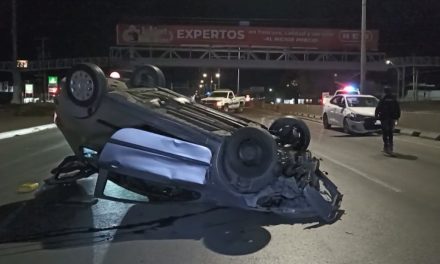 Hombre en estado de ebriedad choca y sufre una volcadura en Saltillo