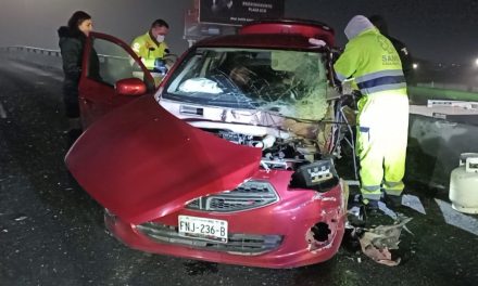 Hombre choca de frente y termina prensado en Saltillo