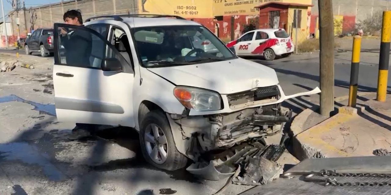 Choca y destruye su camioneta en Saltillo